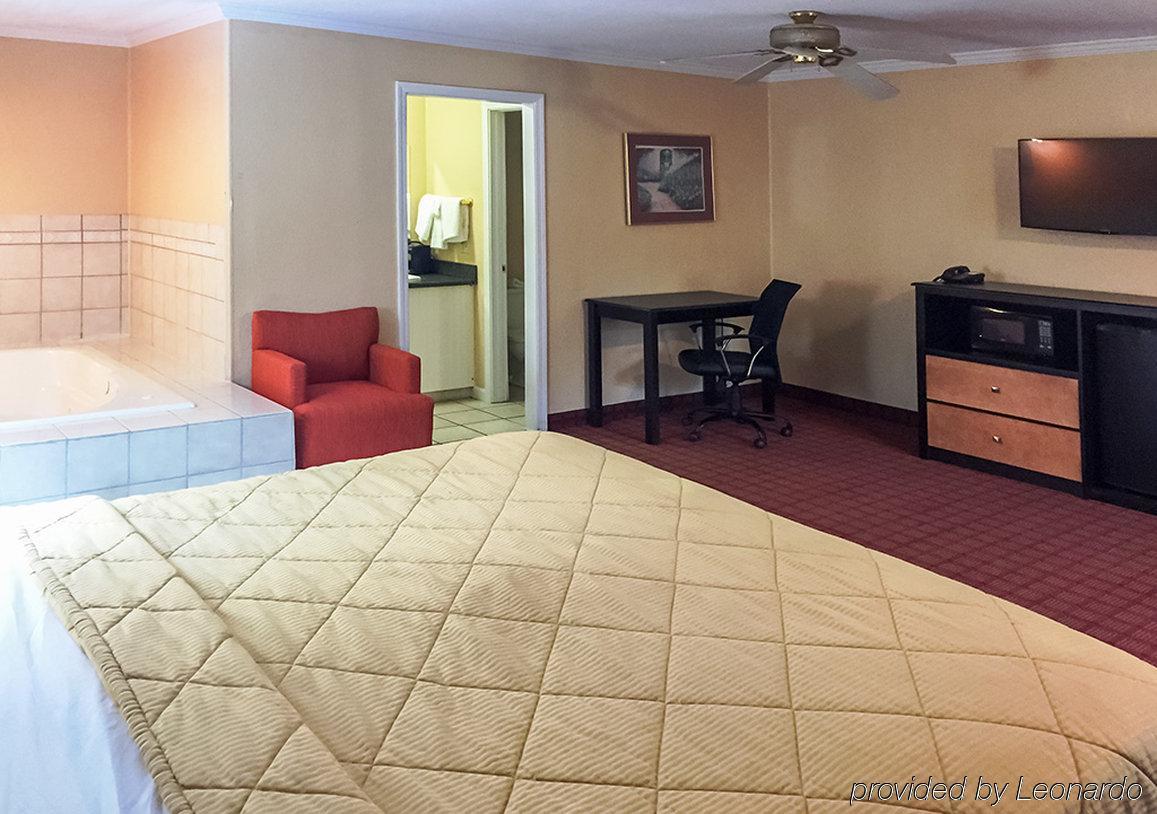 Rodeway Inn West Dodge Омаха Экстерьер фото