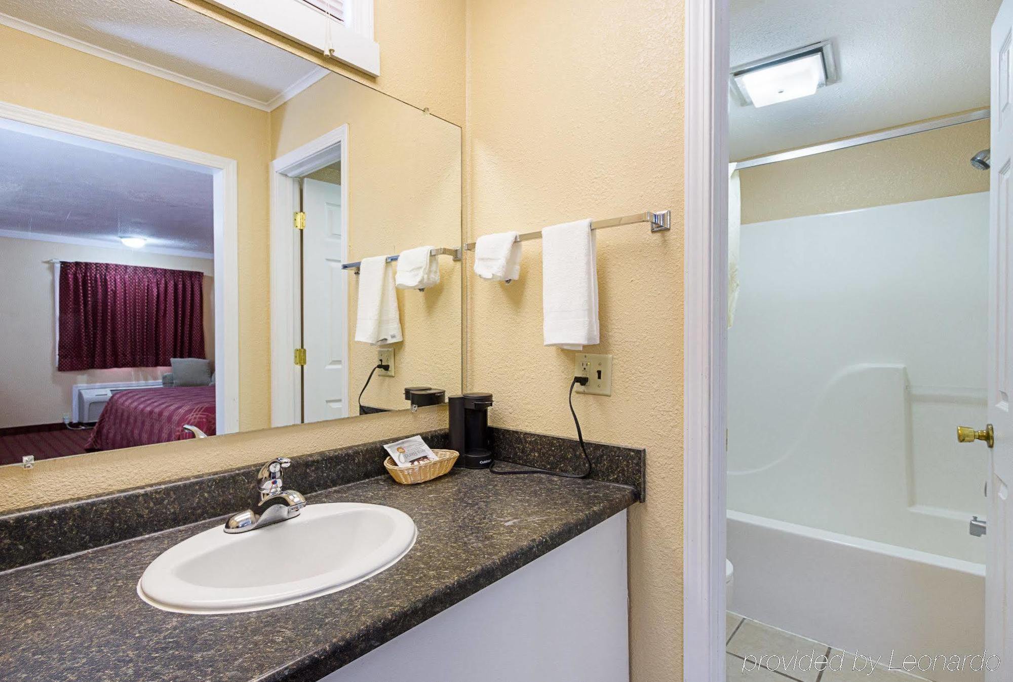 Rodeway Inn West Dodge Омаха Экстерьер фото