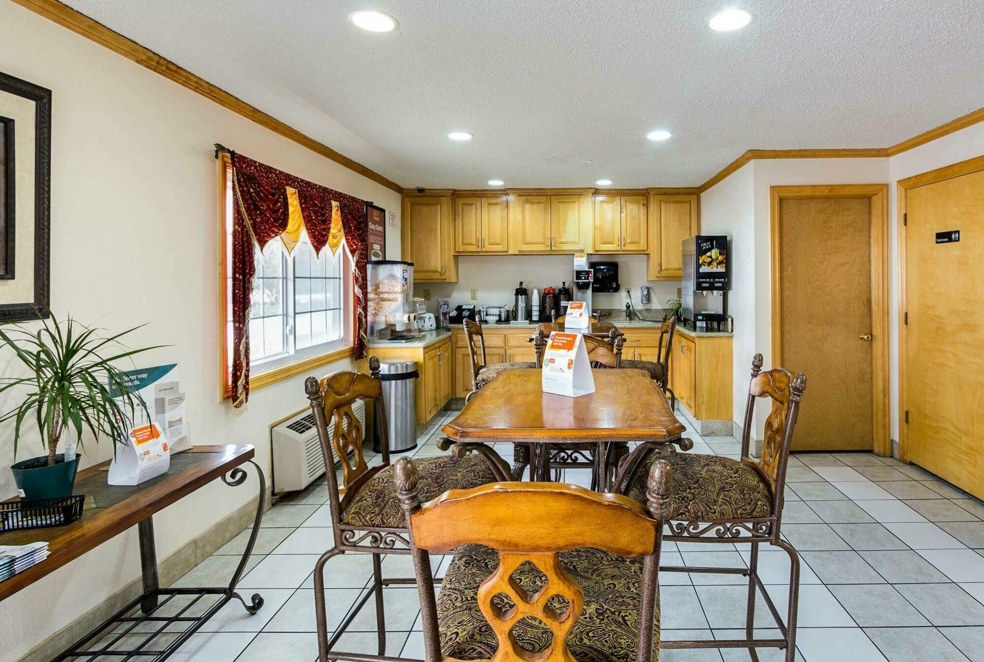 Rodeway Inn West Dodge Омаха Экстерьер фото