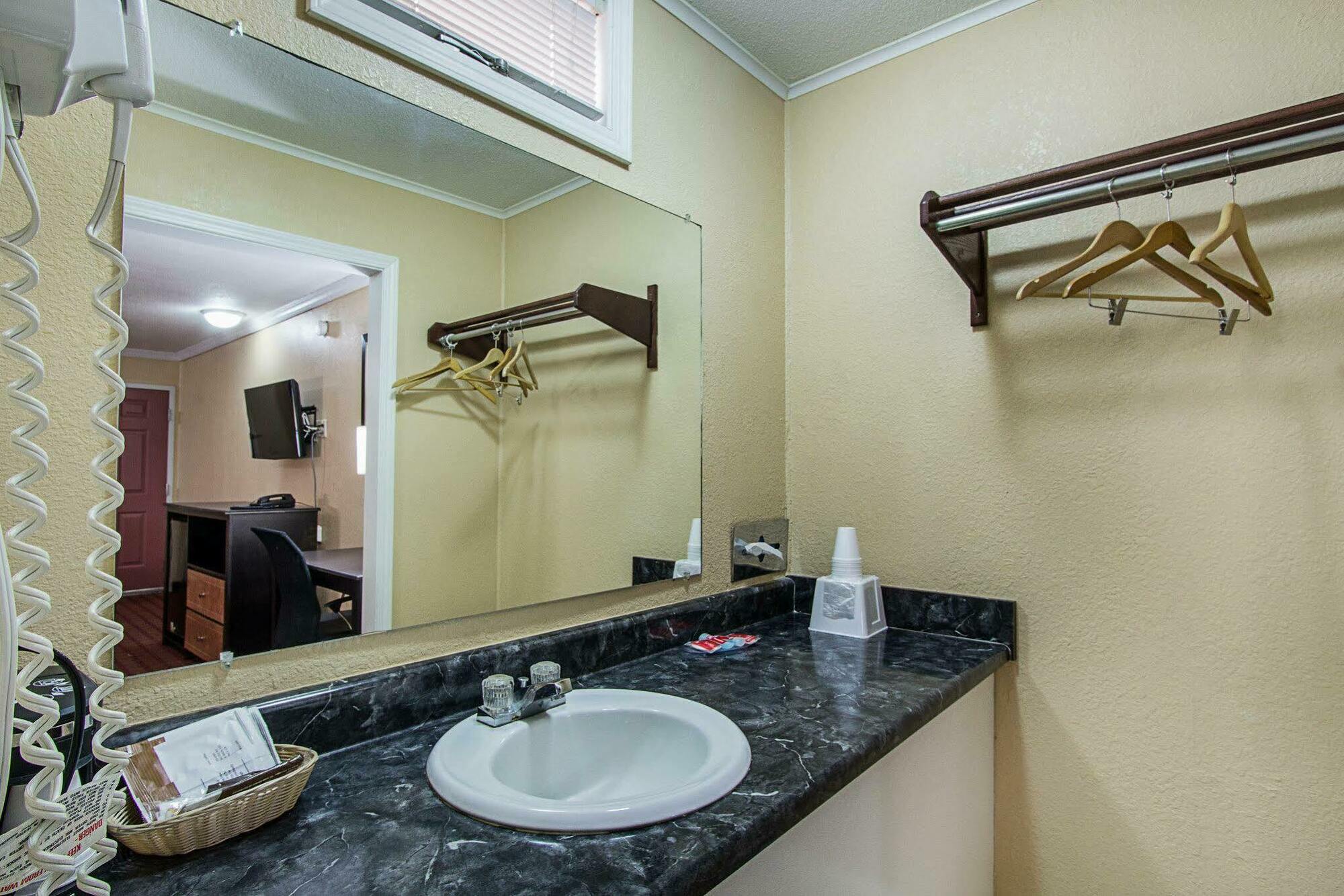 Rodeway Inn West Dodge Омаха Экстерьер фото